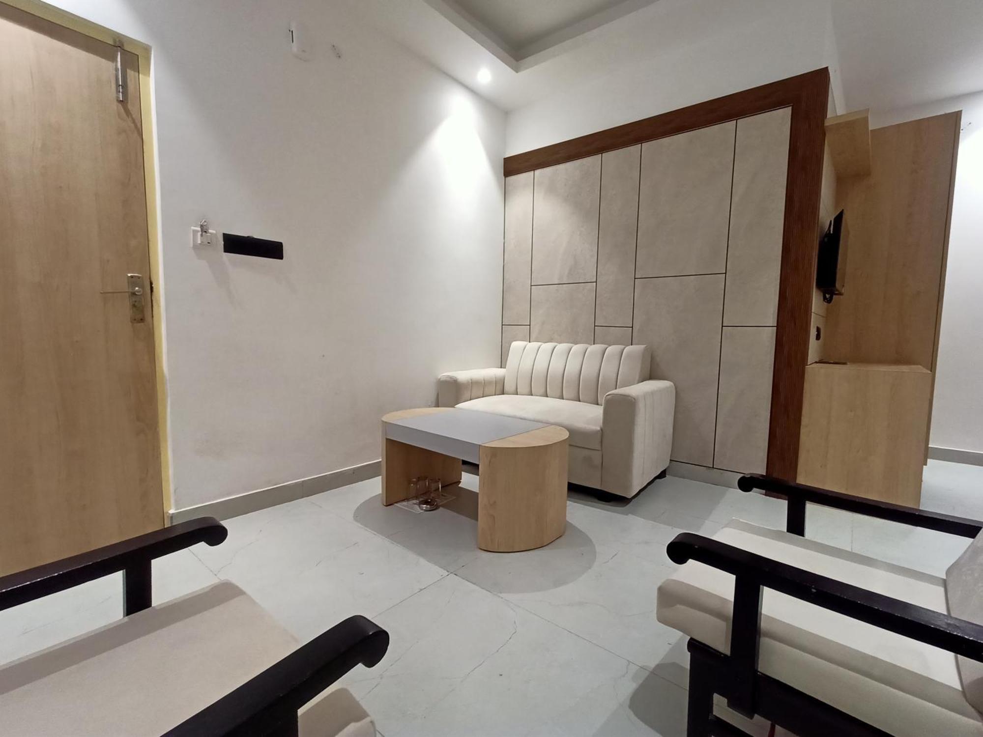 Hotel Global Inn -1 Km From Railway Station - Lift Food And Free Parking Lucknow Ngoại thất bức ảnh
