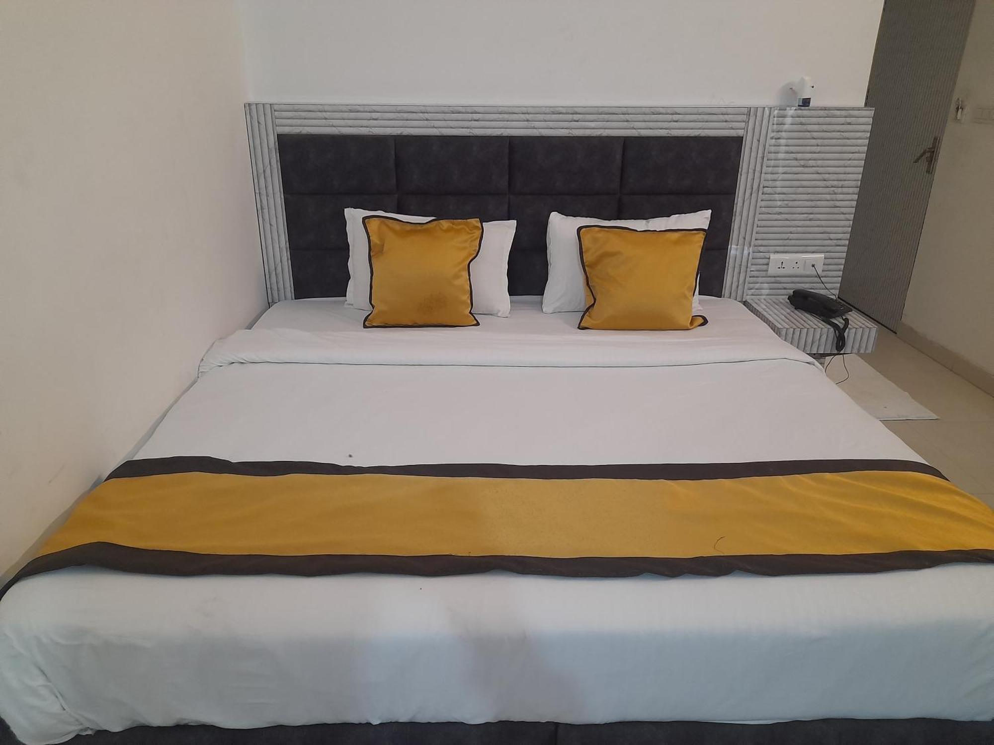 Hotel Global Inn -1 Km From Railway Station - Lift Food And Free Parking Lucknow Ngoại thất bức ảnh