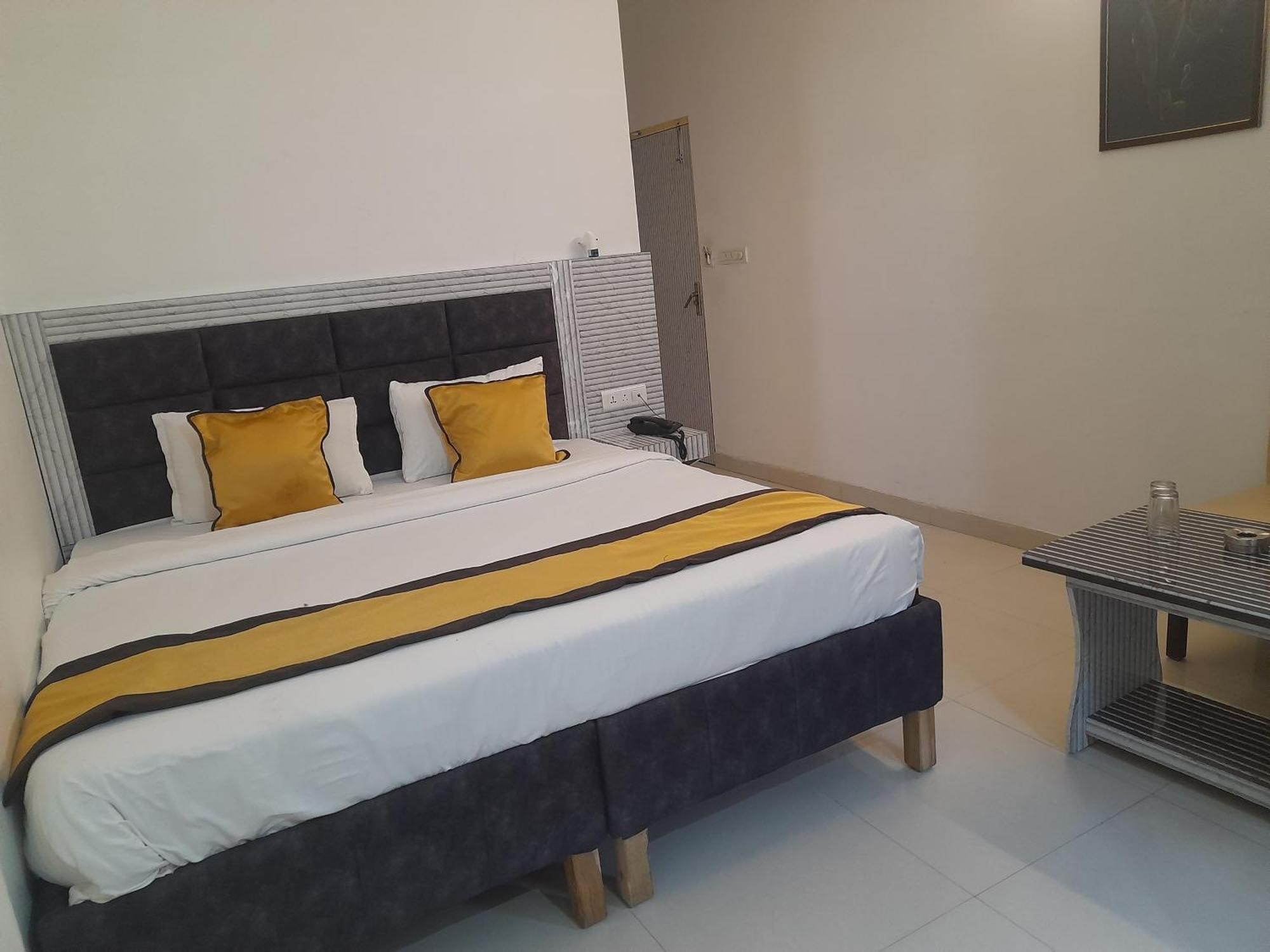 Hotel Global Inn -1 Km From Railway Station - Lift Food And Free Parking Lucknow Ngoại thất bức ảnh