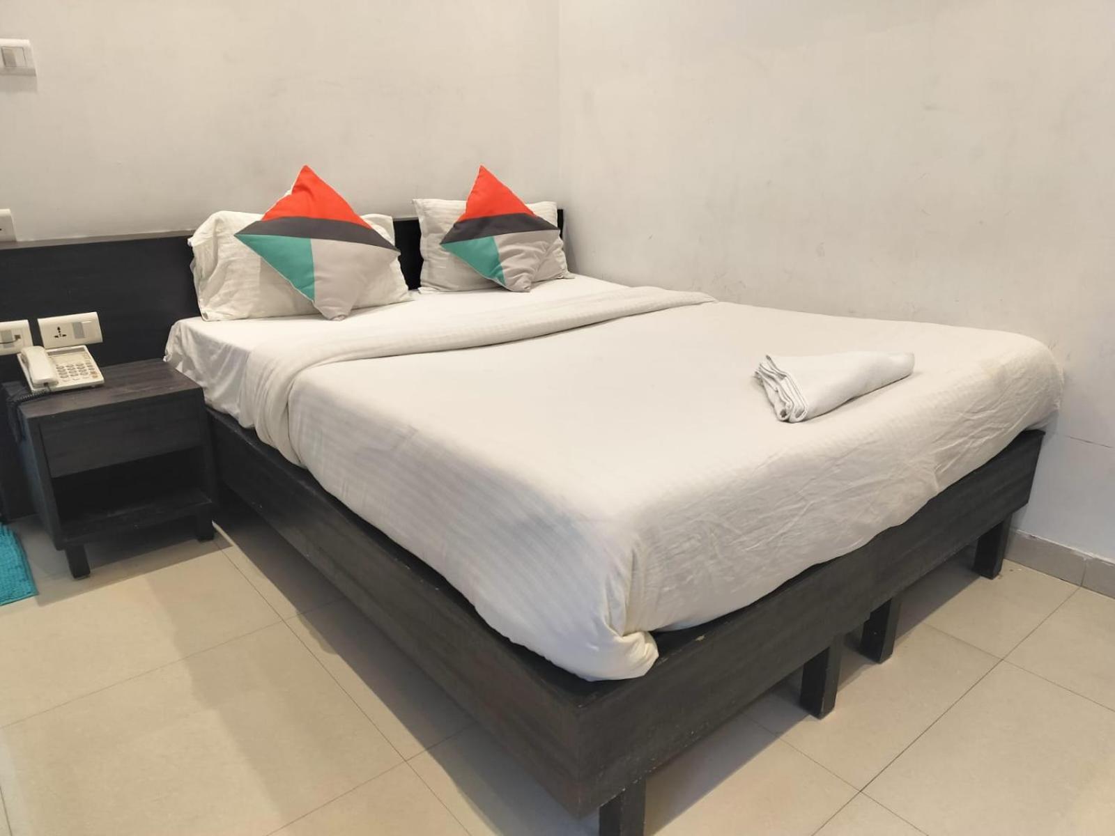 Hotel Global Inn -1 Km From Railway Station - Lift Food And Free Parking Lucknow Phòng bức ảnh