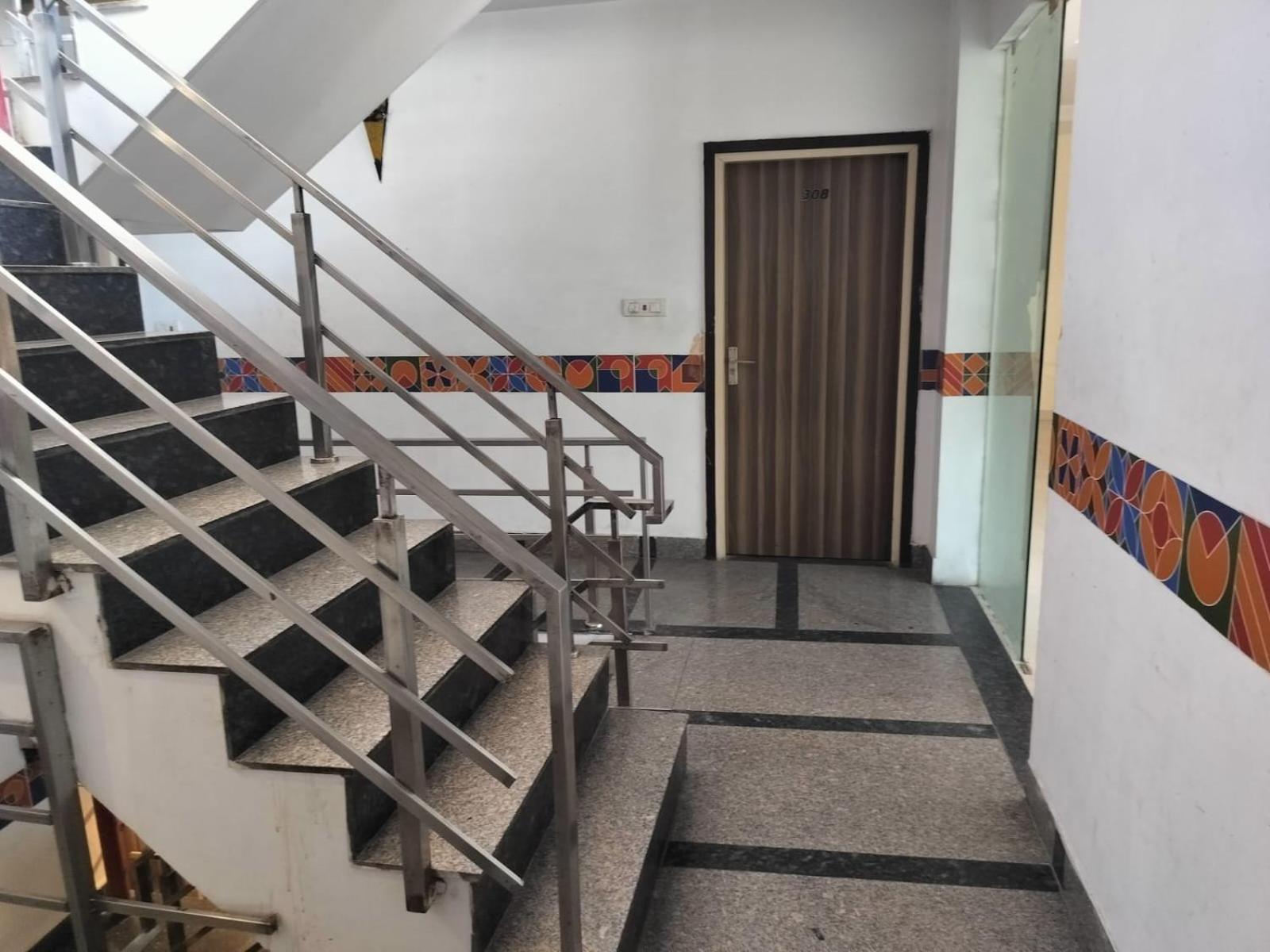 Hotel Global Inn -1 Km From Railway Station - Lift Food And Free Parking Lucknow Ngoại thất bức ảnh